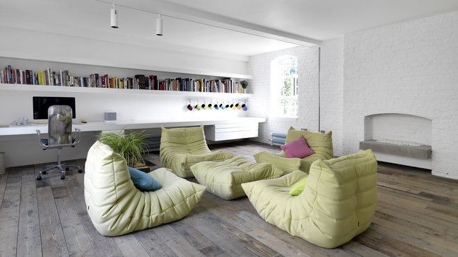 Sur toute la largeur du loft, on a installé un grand plan de travail qui fait office de bureau. Une façon radicale et efficace d’organiser un coin de travail, sans qu’il soit trop présent.