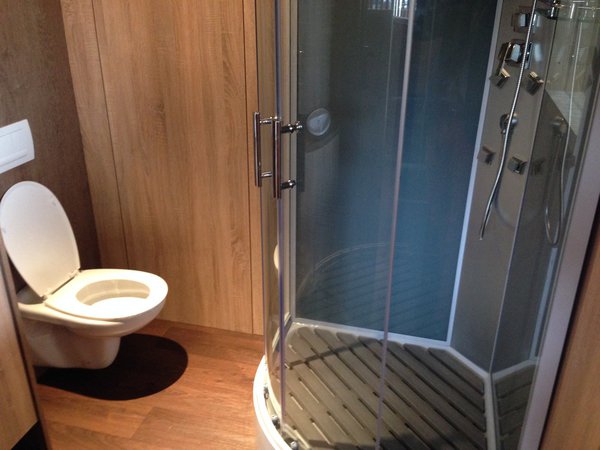 Le Kub meublé dispose également d’une salle d’eau totalement équipé alliant modernité du mobilier et authenticité des matériaux.