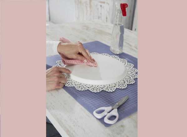 Etape 1 : à l’aide d’un chiffon propre et d’acétone, nettoyez et dégraissez l’envers de l’assiette pour que l’adhésion du ruban double face soit optimale.