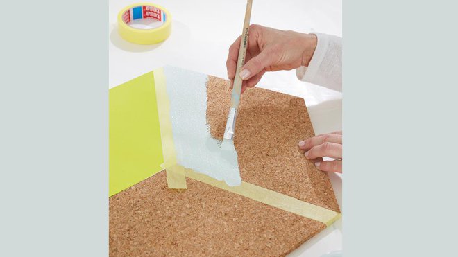 Etape 1 : une fois appliqué, lissez le ruban de masquage pour éviter toute infiltration de peinture. Dans un premier temps, peignez l’une des formes, en peignant du centre du ruban de masquage vers l’intérieur de la forme. Laissez sécher. Une fois sèche, collez de nouveau du ruban adhésif de masquage sur une partie de la zone peinte, pour délimiter la nouvelle forme. En effet, les deux coloris se rejoignent sur les coins du panneau. Etape 1 : une fois appliqué, lissez le ruban de masquage pour éviter toute infiltration de peinture. Dans un premier temps, peignez l’une des formes, en peignant du centre du ruban de masquage vers l’intérieur de la forme. Laissez sécher. Une fois sèche, collez de nouveau du ruban adhésif de masquage sur une partie de la zone peinte, pour délimiter la nouvelle forme. En effet, les deux coloris se rejoignent sur les coins du panneau.