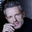 Lambert Wilson, parrain du rosier. Un mélange de charme à l’anglaise et d’élégance à la française.
