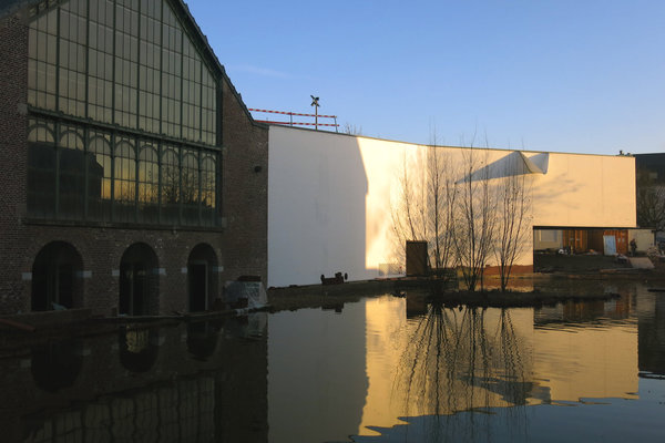 Le MMM offre un espace d’accueil situé sous la verrière d’origine conservée tandis que les espaces muséaux permanents et temporaires sont extérieurement peints en blanc. A l’intérieur, les salles d’exposition consacrées aux grands conflits mondiaux sont symboliquement nappées de noir.  Réalisation de l’Atelier d’architecture Pierre Hebbelinck et Pierre de Wit.