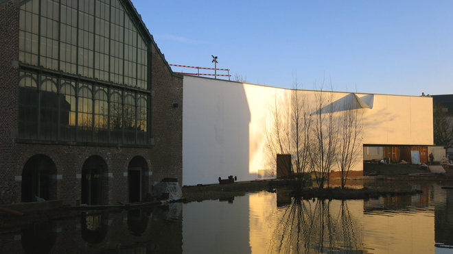 Le MMM offre un espace d’accueil situé sous la verrière d’origine conservée tandis que les espaces muséaux permanents et temporaires sont extérieurement peints en blanc. A l’intérieur, les salles d’exposition consacrées aux grands conflits mondiaux sont symboliquement nappées de noir.  Réalisation de l’Atelier d’architecture Pierre Hebbelinck et Pierre de Wit.