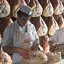 Rognage des cuisses de porc pour les dégraisser et leur donner un bel aspect.