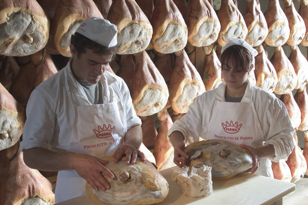 Rognage des cuisses de porc pour les dégraisser et leur donner un bel aspect.