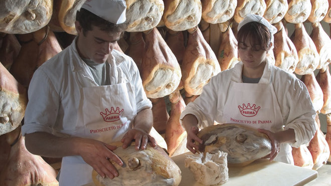 Rognage des cuisses de porc pour les dégraisser et leur donner un bel aspect.