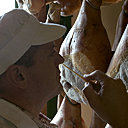 A l'issue de 12 mois minimum, un spécialiste flaire le jambon a coeur pour en vérifier la qualité.