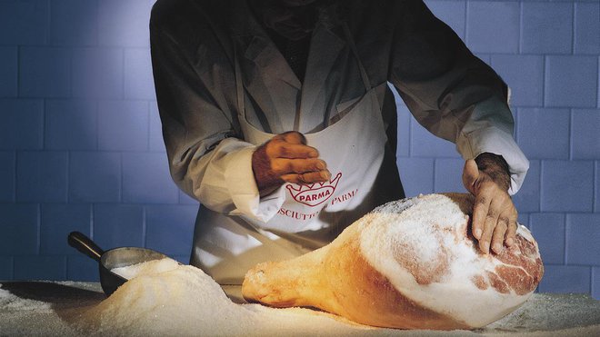 Les cuisses fraîches sont recouvertes de sel par les maîtres saleurs.