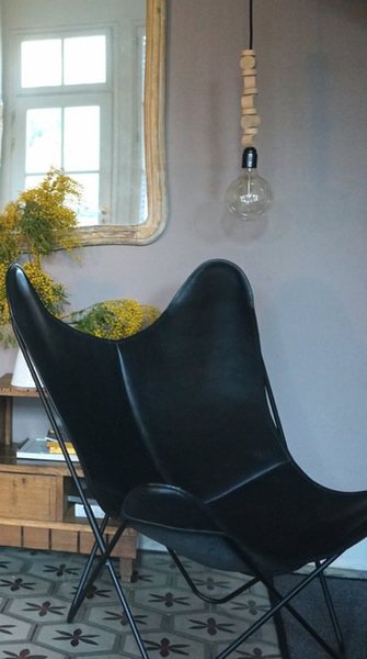 Légère et ludique, la suspension est en lamellé-collé méranti recyclé. Elle se compose de 10 éléments de différentes taillés. Câble électrique disponible dans 4 coloris. 50 €. Suspension Bossa.