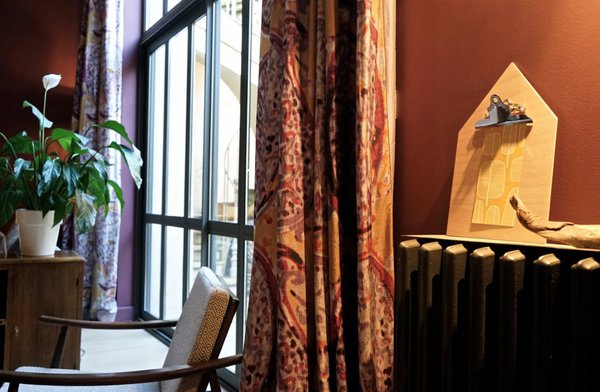 Une planchette à dessin si jolie qu'elle pourra servir pour afficher des photos ou des cartes postales. En contreplaqué. 25 x 40 cm. 15 €. La maison à papier.