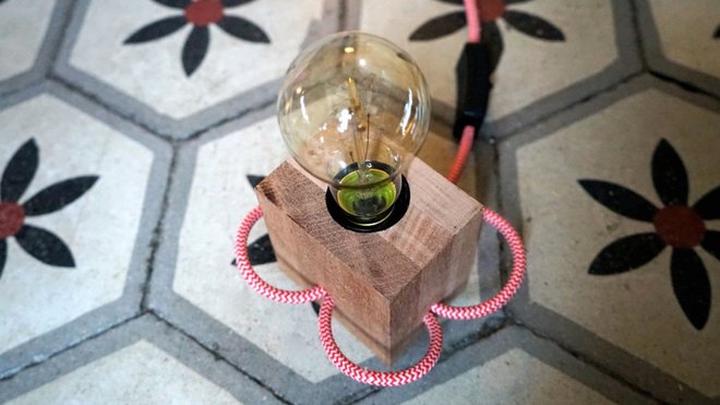 Une lampe minimaliste et qui devient pourtant un objet déco. 8,5 x 6 x 8,5 cm. En lamellé-collé méranti recyclé, provenant d'anciennes portes et fenêtres récupérées. Câble électrique en tissu disponible dans 4 coloris. 45 €. Lampe Coquelicot.