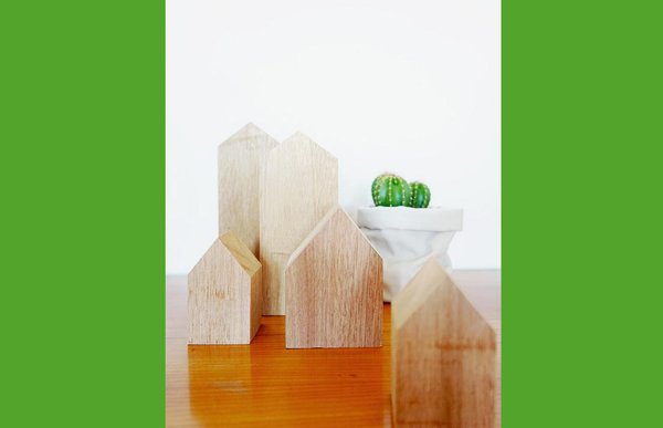 Un lot de 5 petites maisons en lamellé-collé méranti recyclé pour décorer ou servir de serre-livres. 50 €. Maisonnettes Scandi.