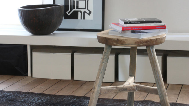 En partie basse, une étagère (profondeur : 35 cm) peut être placée à 15 cm du sol pour des boîtes ou 30 cm pour des caissons textiles, en bois ou plastique. Choisissez une épaisseur conséquente (environ 10 cm) pour la tablette. Cela rendra l’aménagement plus élégant.