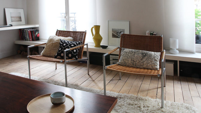 Les tablettes placées à hauteur variable offrent des usages différents. En partie basse, à 30 cm du sol, elles servent de banc pour s’asseoir au salon. En partie haute, à 70 cm du sol, une tablette sert de plan de travail et coin bureau avec un tabouret ou un siège.