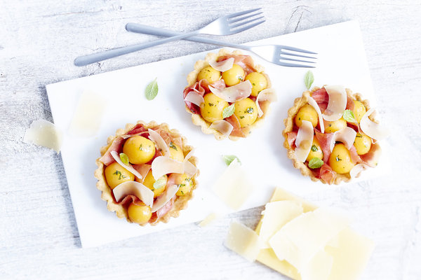 Les tartelettes d’été Sbrinz AOP au melon, à la menthe, au jambon Serrano et à la vinaigrette d’orange. Une recette colorée et savoureuse en accord avec l’été ! Le Sbrinz apportera un goût corsé et salé, dû à la saumure.