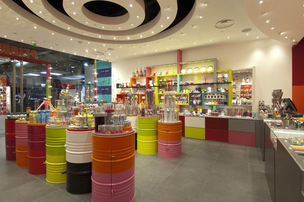 Les magasins Pylones, hauts en couleur. Une explosion de créativité à la fois utile et imaginative.