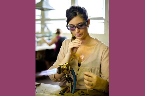 Nouveauté chez Pylones : les bijoux en verre ! Fabriqué par 15 artisans spécialistes du verre, ces bagues originales et colorées sont parfaites pour les amatrices de confection artisanale !