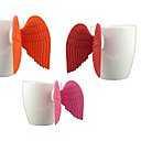 Pylones a conçu plusieurs gammes de tasses dont les tasses Angel. Les ailes en silicone jouent le rôle d’anses originales. Pour ne rien avoir comme les autres...optez pour Pylones. Prix : 9 euros