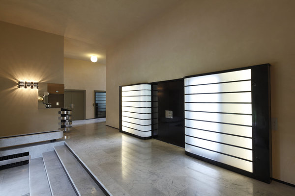 Dans le vestibule, sont exposées trois des quatre appliques aux cerceaux en aluminium poli créées par Jacques le Chevallier et René Koechlin. La quatrième applique a été restituée à partir de l’étude des appliques d’origine. Cet ensemble souligne l’importance du travail de Mallet-Stevens sur la lumière et rappelle son activité de décorateur de cinéma.