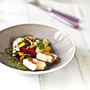 Tranches de Grillis au lard fumé, légumes grillés et pesto d'herbes.