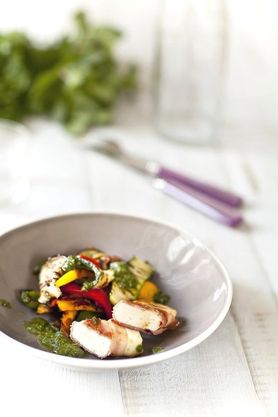 Tranches de Grillis au lard fumé, légumes grillés et pesto d'herbes.