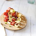 Brochettes de Grillis au lait de brebis au chorizo et à la pastèque.