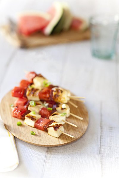 Brochettes de Grillis au lait de brebis au chorizo et à la pastèque.