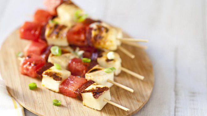 Brochettes de Grillis au lait de brebis au chorizo et à la pastèque.