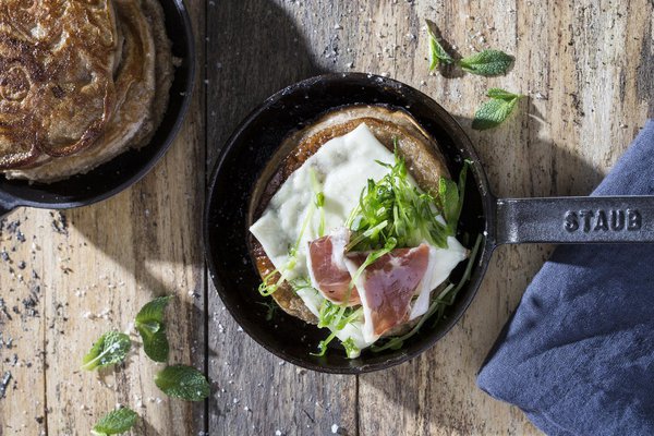 Pancakes à la farine de châtaigne et tranches fondues de Croque&Burger.
