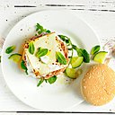 Original hamburger Croque&Burger à l'agneau, au concombre, au yaourt.