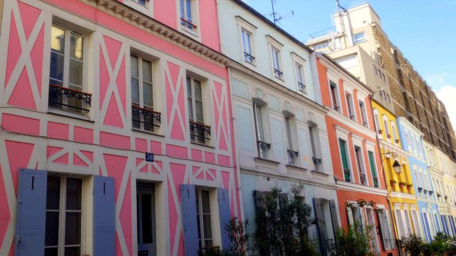 Les couleurs de la rue Crémieux à Paris a inspiré la créatrice Cécile Balladino pour le plaid Sweety.