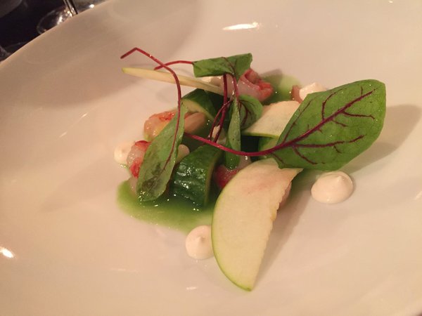 Rare crustacé proche des gambas, la gamberoni, simple et fraîche avec pomme et concombre.