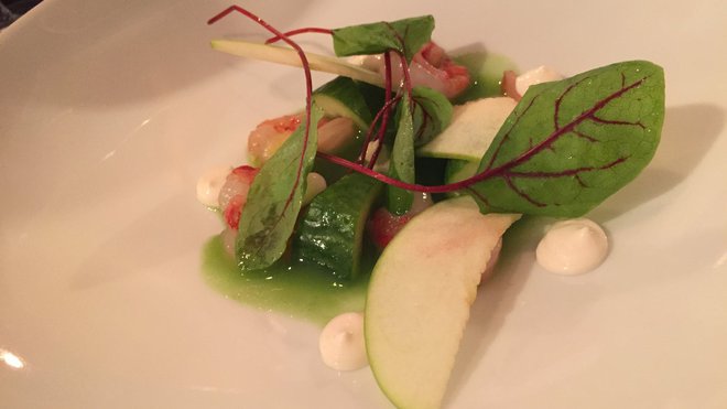 Rare crustacé proche des gambas, la gamberoni, simple et fraîche avec pomme et concombre. Rare crustacé proche des gambas, la gamberoni, simple et fraîche avec pomme et concombre.