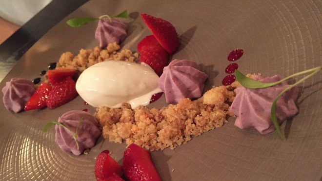 Révélé aux yeux du public dans l'émission Top Chef avec son bel accent italien, Denny Imbroisi propose dans son restaurant IDA une cuisine franco-italienne de haute volée. Révélé aux yeux du public dans l'émission Top Chef avec son bel accent italien, Denny Imbroisi propose dans son restaurant IDA une cuisine franco-italienne de haute volée.