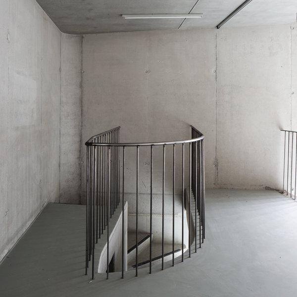 Les espaces intérieurs déroulent des courbes qui abritent des failles (puits de lumières, cages d’escalier). Ici, le petit escalier de la nef.