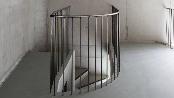 Les espaces intérieurs déroulent des courbes qui abritent des failles (puits de lumières, cages d’escalier). Ici, le petit escalier de la nef.