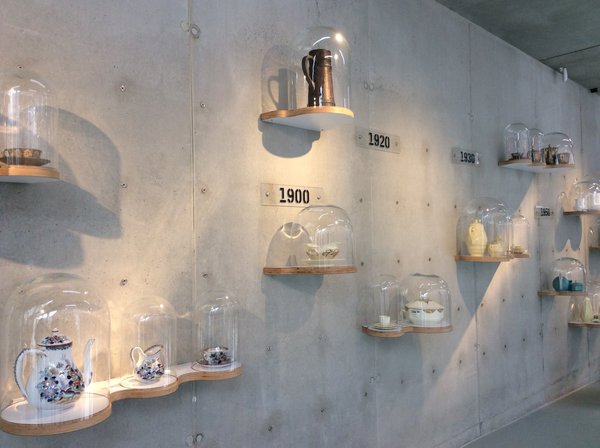 Accompagnées d’une scénographie originale, des pièces emblématiques de design « font le mur » sous cloche.