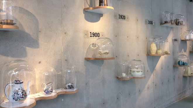 Accompagnées d’une scénographie originale, des pièces emblématiques de design « font le mur » sous cloche.