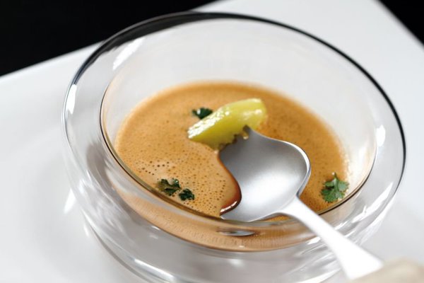 Georgette est un couvert 3 en 1, elle remplace la cuillère (on peut manger la soupe), la fourchette et bien souvent le couteau. Les aliments qui ne peuvent être piqués sont cueillis dans le cuilleron, qui permet de contenir les sauces et de nombreux aliments souvent plus difficiles à prendre avec une fourchette : riz, lentilles, coquillettes, blé, haricots…, petit pois