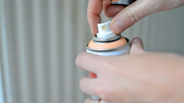 3- Remplacez la buse initiale par la buse blanche qui assure un trait fin