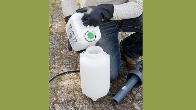 Étape 4 : Verser l’anti-mousse de Rubson dans le réservoir d’un pulvérisateur simple.