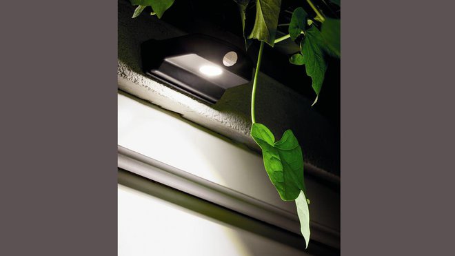 Les DoorLed Osram consomment 1.6 watts, avec un angle de rayonnement de 85°. La température de couleur étant de 4000 kelvins, les éclairages DoorLed vous apporteront tout le confort visuel et lumineux nécessaire de nuit.