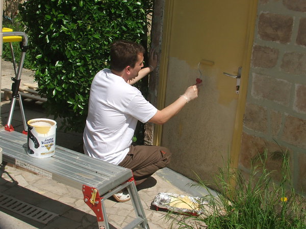 Etape 6 : Etaler la peinture au rouleau patte de lapin sur la surface de la porte, en croisant les passes de gauche à droite, puis de bas en haut, afin de bien tendre la peinture et ainsi éviter les coulures.