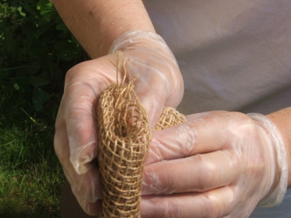 Etape 11 : Prendre un morceau de toile de tapissier ou toile de jute (20 cm sur 20 cm) ; le plier en quatre afin d’avoir une bonne prise en main.