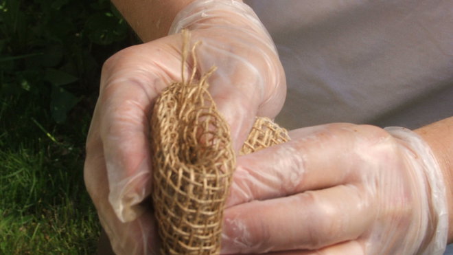 Etape 11 : Prendre un morceau de toile de tapissier ou toile de jute (20 cm sur 20 cm) ; le plier en quatre afin d’avoir une bonne prise en main.