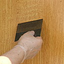 Etape 13 : Tout en descendant avec le peigne à faux bois (grande taille), pousser légèrement et progressivement en ondulant le geste, obtenant ainsi un effet de fibre de bois de fil.