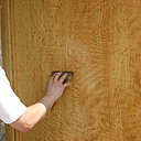 Etape 16 : Avec le spalter à sec et les doigts plantés dedans, réaliser quelques effets de spaltés (effet saccadé) sur une à deux longueurs de l’ensemble de la porte.