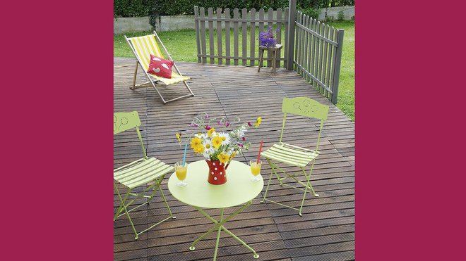 Après : la terrasse retrouve sa couleur de bois naturel d’antan. Les produits V33 protègeront le bois des intempéries, et lui donneront un aspect neuf et de caractère.