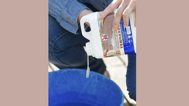 Etape 3 : dans un grand seau, mélangez 1 litre de V33 Nettoyant dégriseur, à 2 litres d’eau.