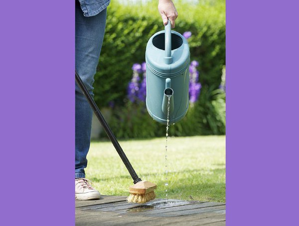 Etape 6 : rincez maintenant votre terrasse à l’eau claire, puis laissez séchez le produit durant 24 heures.